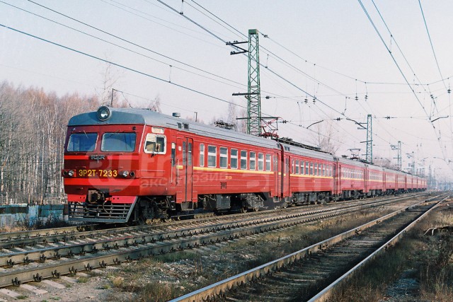 Электропоезд ЭР2Т-7233 на станции Железнодорожная, Московская область (1992-й год).jpg