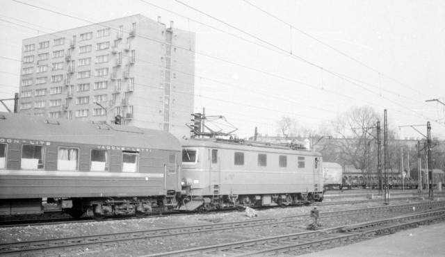 PKP EP05-02 na stacji W-wa Gdańska, rok 1982.jpg