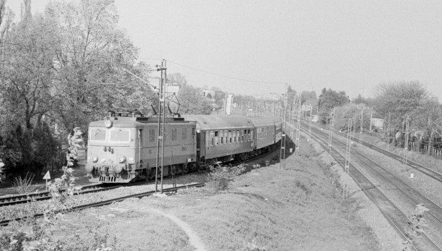 PKP EP05-17 z pociagem na stacji W-wa Włochy - Ursus, rok 1987.jpg