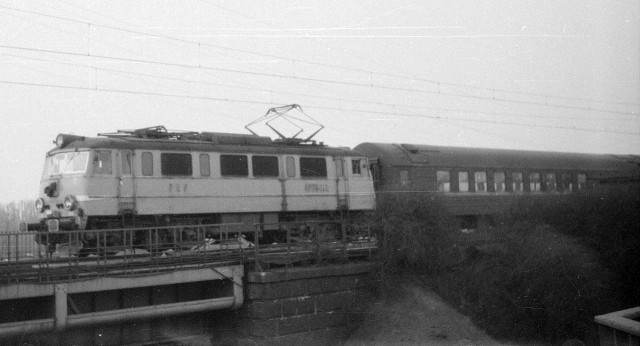 PKP EP08-013 z pociagem SZD na terenie Warszawy (Most Gdański), koniec lat 70-tych.jpg