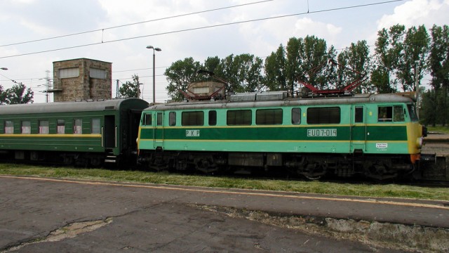 PKP EU07-014 z Polonezem do Moskwy, stacja Warszawa Zachodnia (23.05.2002).jpg