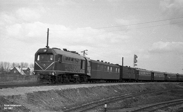 SZD TU2-239 at the Türi station (04.1967).jpg