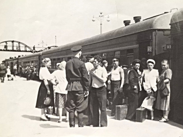 На перроне станции Брест-Центральный, Брестская область (фото сделано в 1953 - 1955 годах).jpg