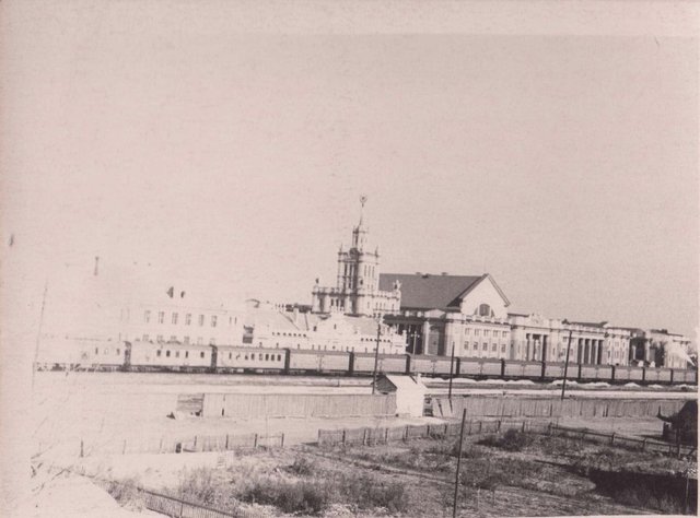 Вид на железнодорожный вокзал Брест-Центральный, Брестская область (фото сделано в 1959 - 1961 годах).jpg