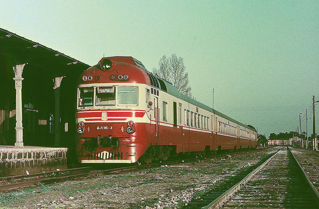Дизель-поезд Д1-616 на станции Хаапсалу, Эстонская ССР (фото сделано в мае 1981 года).jpg