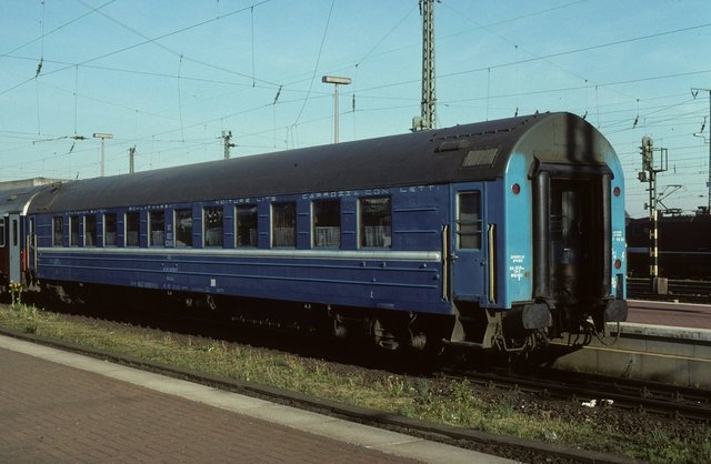 UZ WLABm 62 22 70-38 284-0 at the Dortmund Hbf station (23.04.1998).jpg