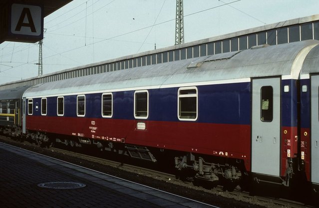 RZD WLABmee 62 20 71-90 245-7 at the Dortmund Hbf station (24.04.1995).jpg