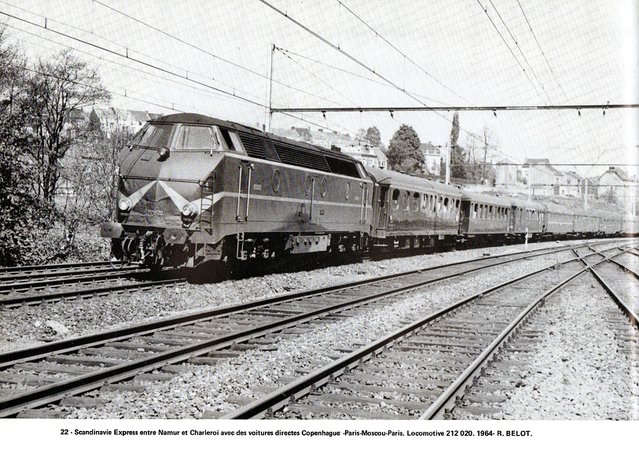 Paris-Scandinavie-Express entre Namur et Charleroi avec voitures directes Copenhague - Paris - Moscou - Paris. Locomotive 212 020. 1694 © R. BELOT.jpg