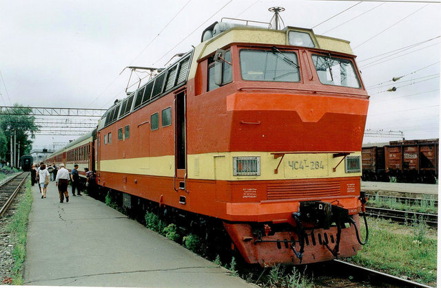 RZD ChS4T-264 at Izhevsk station, july 2002.jpg