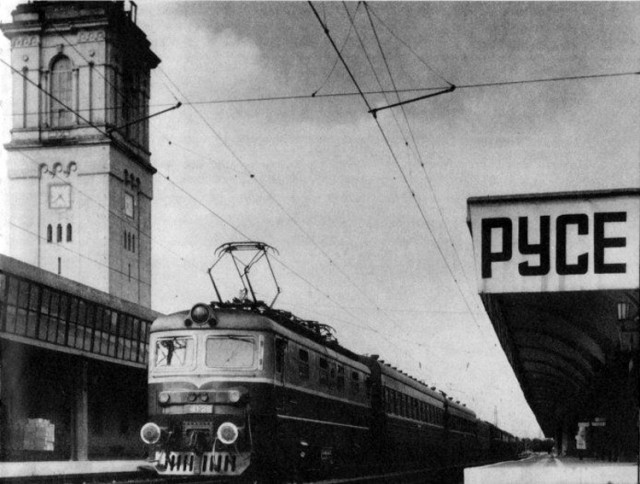 Локомотив 41-28 на гара Русе, предполагам снимката е правена между 1970 и 1975 год (автор неизвестен).jpg