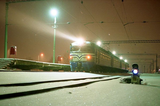 Estonian EMU ER1- 49 (EVR ER1B-2304) at the Ulemiste station (27.02.2001).jpg