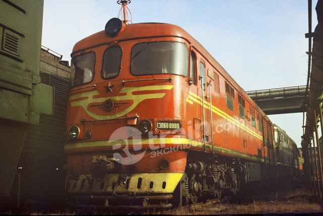 Тепловоз ТЭП60-0988 в локомотивном депо Запорожье-2, Запорожская область (1991-й год).jpg