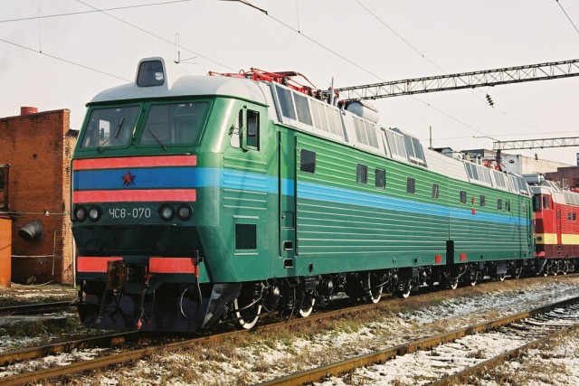 Электровоз ЧС8-070 в локомотивном депо Тимашевская, Краснодарский край (фото сделано в марте 2005 года).jpg
