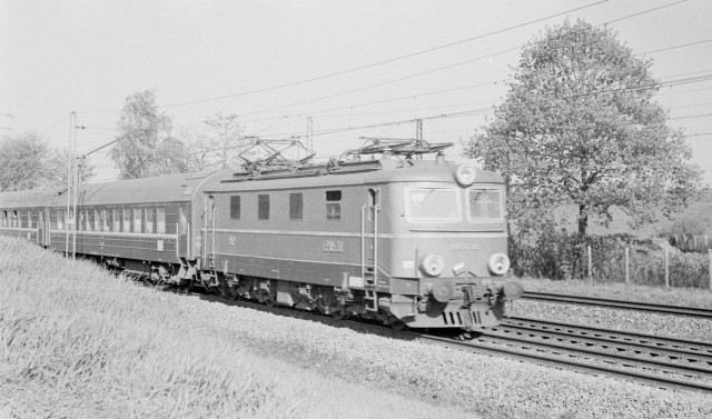 PKP EP05-20 na stacji W-wa Włochy, rok 1987.jpg