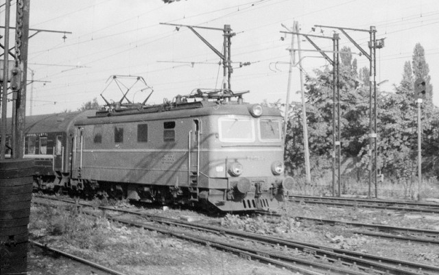 PKP EP05-24 - rok 1979 W-wa Gdańska wjazd od strony mostu na Wiśle.jpg
