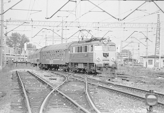 PKP EU07-474 z pociagem SZD na stacji W-wa Gdanska.jpg