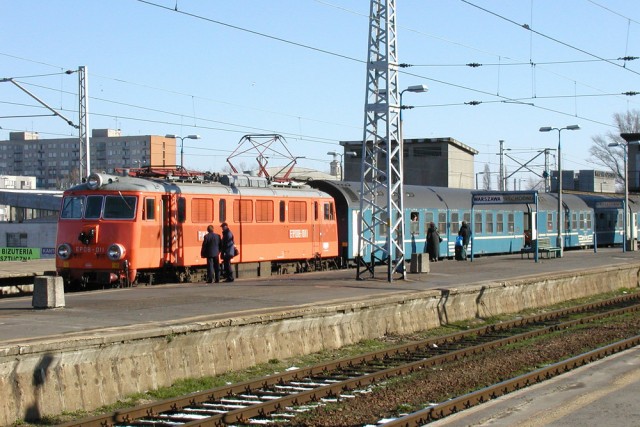 PKP EP08-011 z Polonezem iz Moskwy na stacji W-wa Wschodnia (EP08 w świeżym malowaniu z brązowym pasem z 2002 roku).jpg