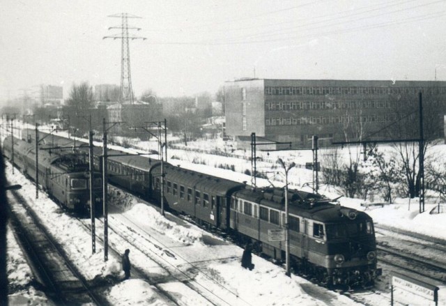 EU07 ze składem do Ostendy i Paryża, a EP05 z Warsami doczepianymi do składu z Pragi do Moskwy. Numery taborowe niestety są nieznane (zima 1979 roku).jpg