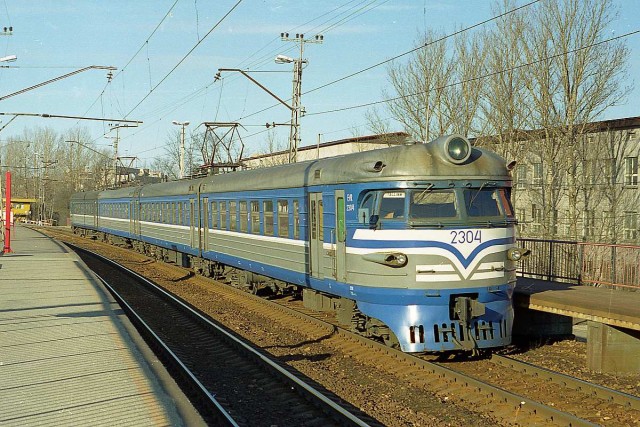 Estonian ER1-49 (EVR ER1B-2304) at the Tondi station (25.03.2000).jpg
