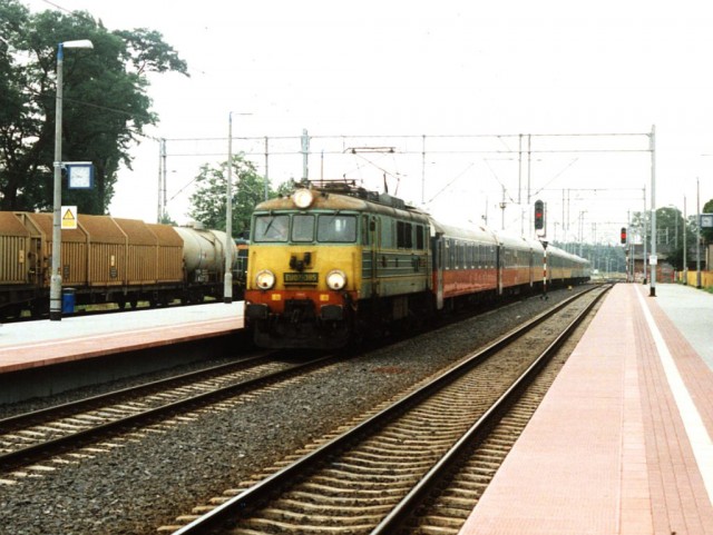PKP EU07-395 mit D 246 Moskva Belorusskaja - Berlin Lichtenberg Auf Bahnhof Rzepin am 05-08-2001. Bild und scan date Jan de Vries.jpg