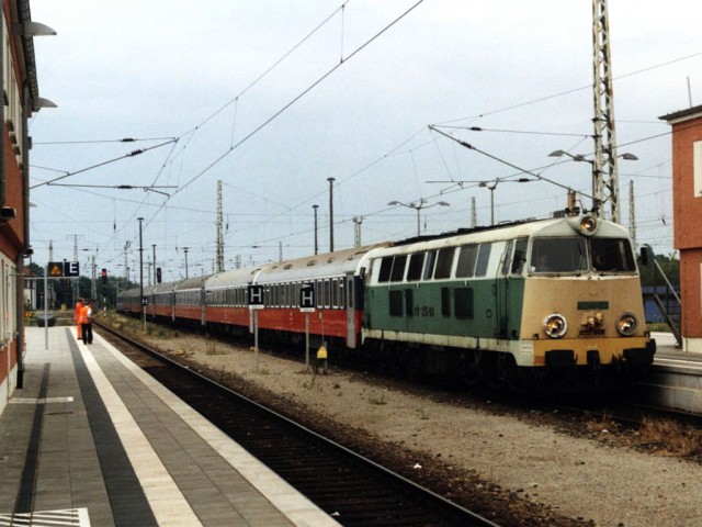 PKP SU45-073 mit D 246 Moskva Belorusskaja - Berlin Lichtenberg auf Bahnhof Frankfurt am Oder am 19-07-2005. Bild und scan Date Jan de Vries.jpg