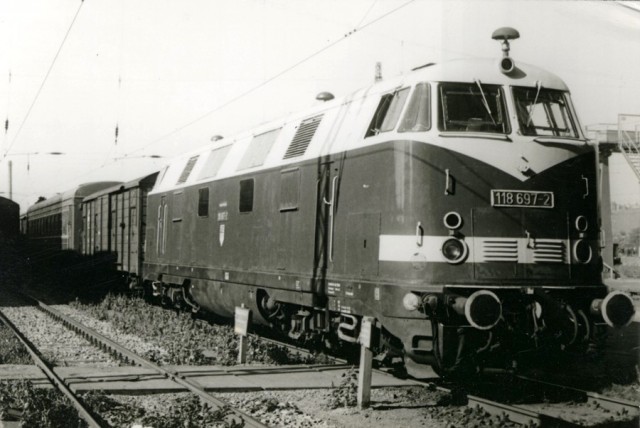 DR 118 697-2 am 07.08.1989 zug P 3102 in Eberswalde.jpg