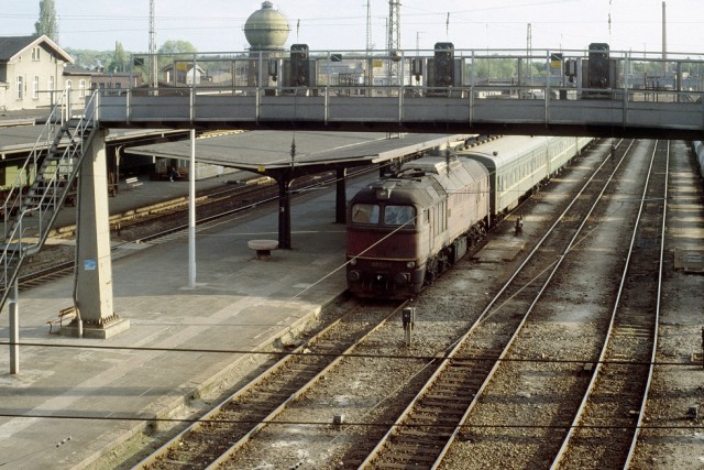 Später habe ich versucht, den Russenzug irgendwie abzulichten, ging aber nur von der Straßenbrücke. Der Templiner Bahnsteig war denkbar ungünstig dafür (21.05.1991).jpg