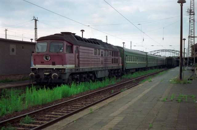 Тепловоз DR 130 077-1 прибыл с поездом Москва - Брест - Шверин на станцию Эберсвальде, Германия (27.08.1991).jpg