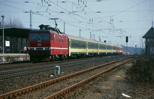 Den Vorläufer-EC zum heutigen «Berlin-Warszawa-Express» mit 180 006 (Dresden) an der Spitze habe ich dann auch in Berlin Friedrichshagen abgelichtet.jpg
