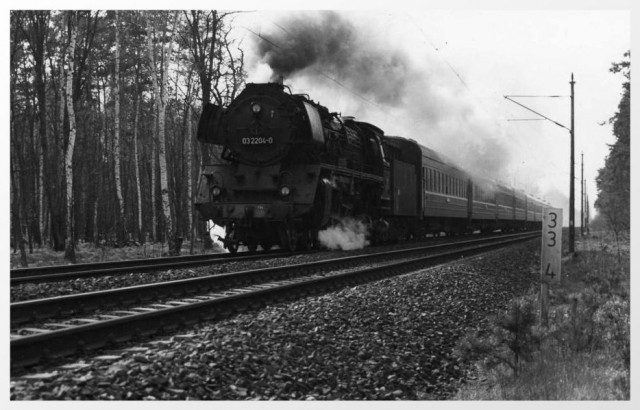 DR 03 2204-0 in voller Fahrt in der Nähe von Berlin, zwischen Zossen und Wünsdorf (Marz 1994).jpg