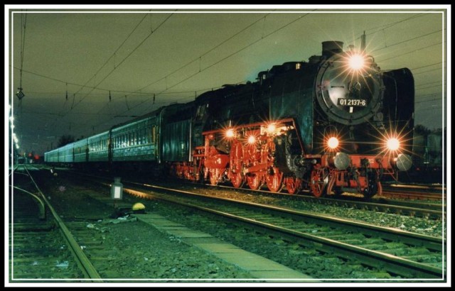 DR 01 2137-6 mit ihrem Schnellzug in der Nähe von Berlin. Der Zug war damals voll mit russischen Soldaten ,die alle in Richtung Heimat unterwegs waren. April 1994.jpg