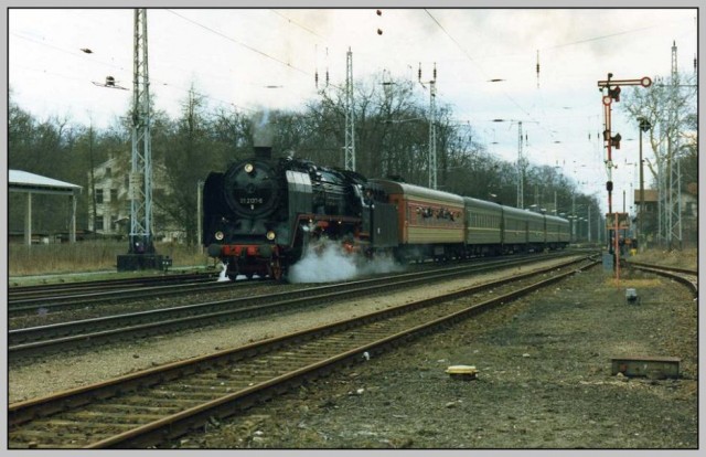 DR 01 2137-6 in der Nähe von Berlin im April 1994. Foto ist ein Scan.jpg