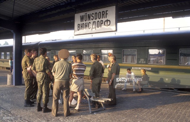 Russische Soldaten am Bahnhof Wuensdorf, verlassen mit einem Sonderzug (August 10, 1994).jpg