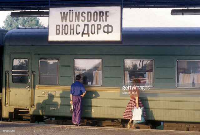 Russische Soldaten am Bahnhof Wuensdorf,verlassen mit einem Sonderzug Deutschland nach Moskau (August 10, 1994).jpg