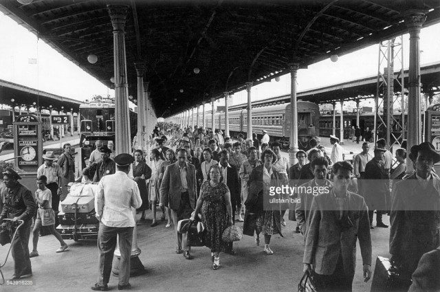 Belorussischer Bahnhof, Endstation Des «Blauen Expresses» Berlin - Moskau (links im Bild) - ca. 1962.jpg