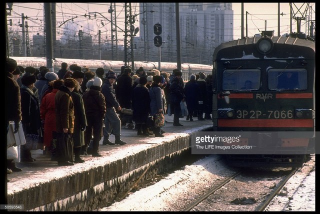 Passengers carrying shopping & overnight-sized bags packing platform, waiting to bd. train at Kursky railway station, Moscow (February 19, 1992).jpg (527.71 КБ) Просмотров: 3693 Passengers carrying shopping & overnight-sized bags packing platform, waiting to bd. train at Kursky railway station, Moscow (February 19, 1992).jpg