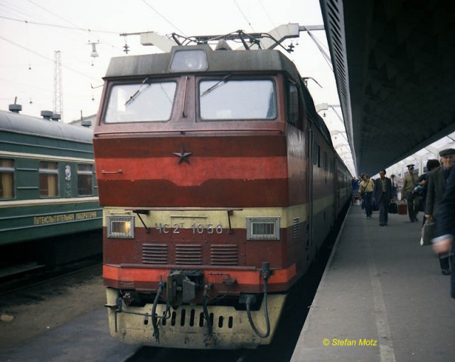 Bei der Ankunft am 10.08.1982 auf dem Moskauer Bahnhof in Leningrad gelang mir diese Aufnahme unserer Zuglok TschS2T-1056.jpg