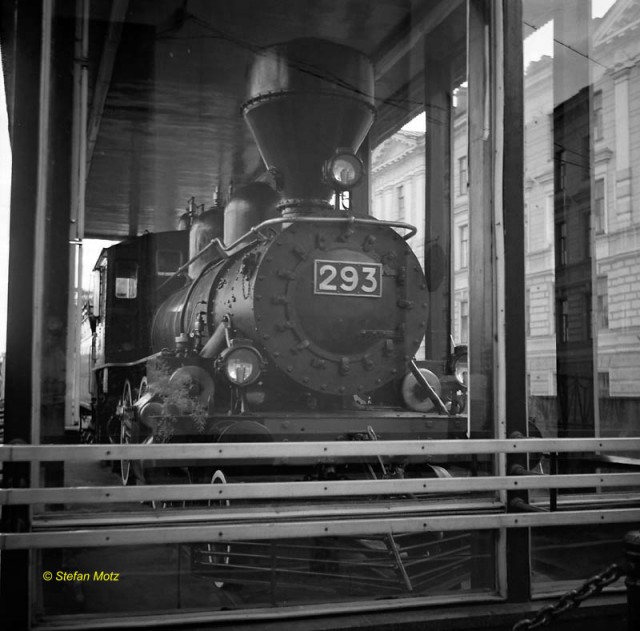 Hier fotografierte ich zunächst die Dampflok 293, die in einer riesigen Vitrine ausgestellt war. Angeblich hatte Lenin die Lok einmal geheizt. Foto vom 13.08.1982.jpg