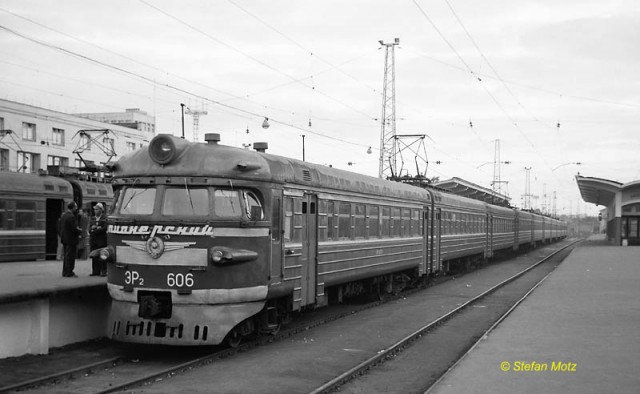 Auf dem Bahnhof selbst herrschte reger Berufsverkehr, der im wesentlichen mit den ER2-Triebwagen bestritten wurde. Der ER2-606 hatte noch die alte Stirnfront.jpg