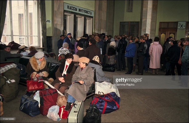 Refugees Soviet economy Brest on December 19th,1990 - Immigration candidates at the Brest-Central station (December 19, 1990).jpg