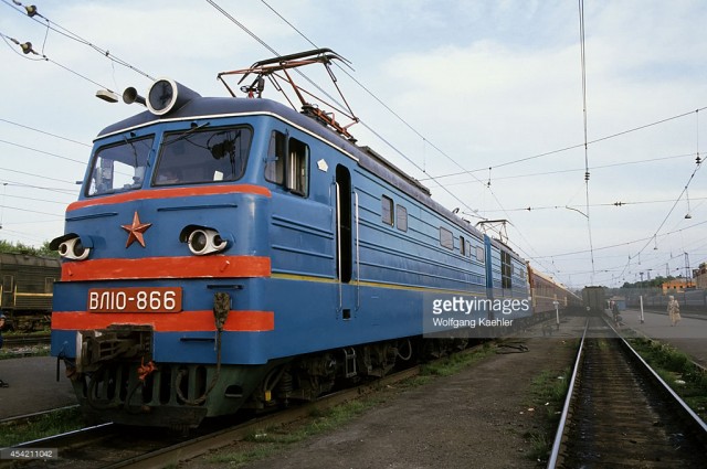 Russia, Siberia, Irkutsk train station, Electric locomotive VL10-866 (January 01, 1992).jpg