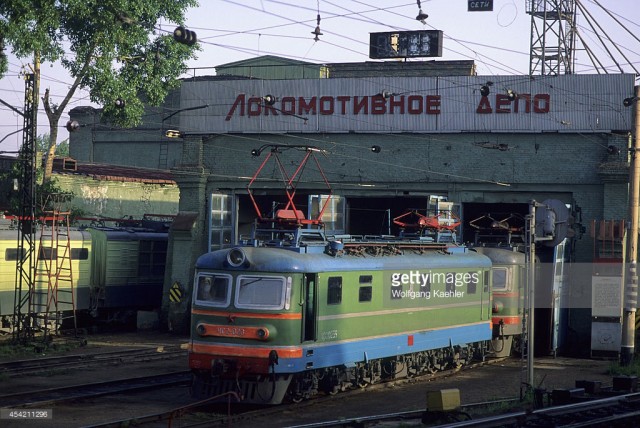 Russia, Siberia, Novosibirsk locomotive depot (January 01, 1992).jpg
