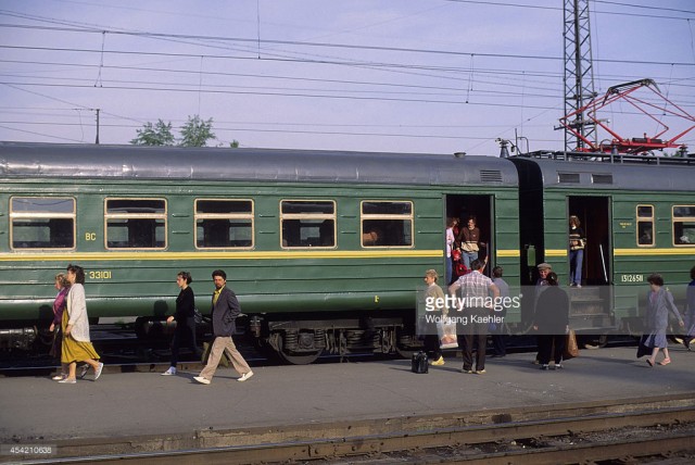 Russia, Siberia, Irkutsk train station with Commuter train (1 Januar 1992).jpg