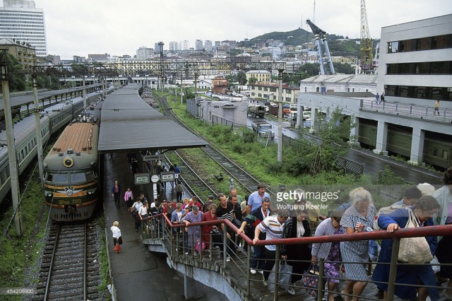 Russia, Vladivostok train station with Commuter train (1 Januar 1993).jpg