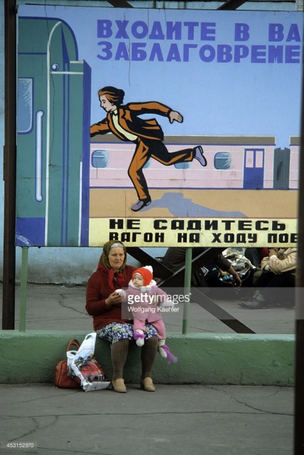 Russia, Siberia, People waiting at train station (1 Januar 1982).jpg