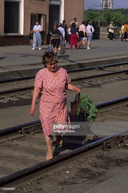 Russia, Perm railway station, woman crossing tracks (1 Januar 1992).jpg