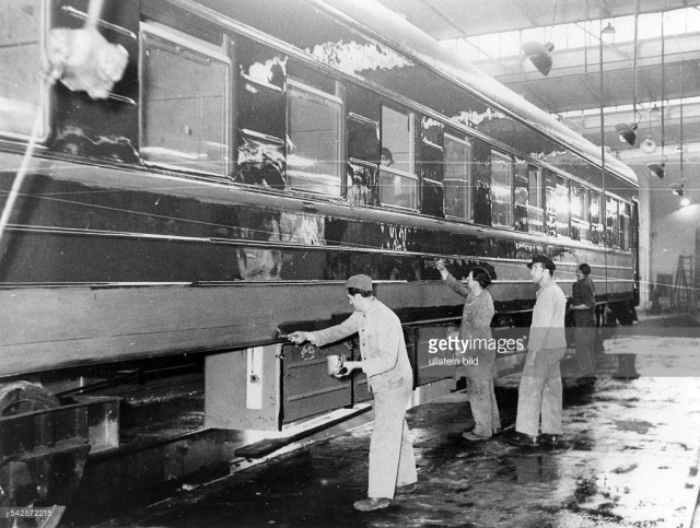 542872215-waggonbau-ammendorf-arbeiter-bei-der-gettyimages.jpg