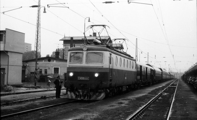 Электровоз ČSD E499.0001 «Bobina» с поездом R 523 Миловице - Пухов - Москва на станции Нимбурк, Чехословакия (03.08.1983).jpg