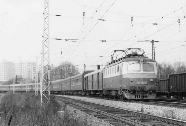 Электровоз ČSD 140 022-5 с поездом R 1109 «Влтава» сообщением Прага - Москва на станции Ческа-Тршебова, Чехословакия (фото сделано в августе 1990 года).jpg