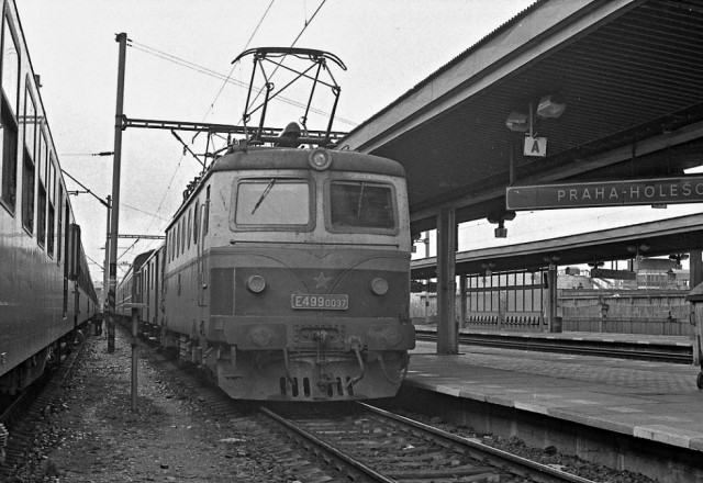 V čele rychlíku «Vltava» do Moskvy se objevila 1. března 1990 «Bobina» E499.0037. Na snímku ji vidíme ve stanici Praha-Holešovice.jpg